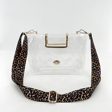 2023春夏新品欧美果冻透明包豹纹宽肩带金属手腕小方包体育馆女包