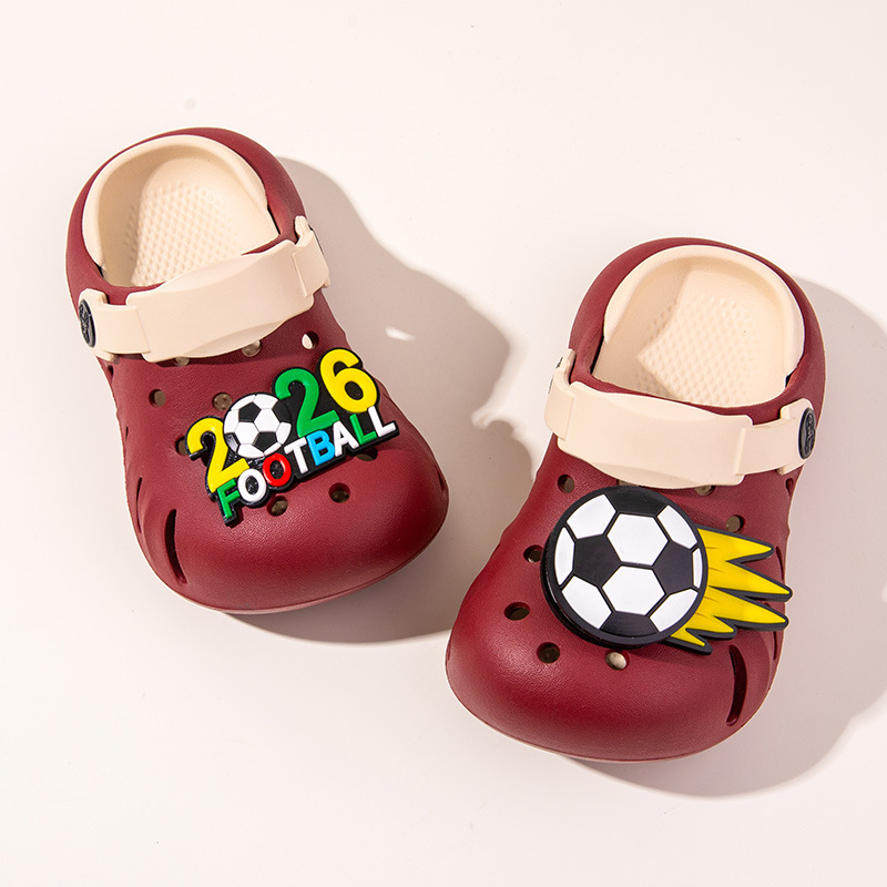 Zapatillas infantiles bonitas de fútbol para niños pequeños en el interior zapatillas frescas para jugar dos zapatos de verano