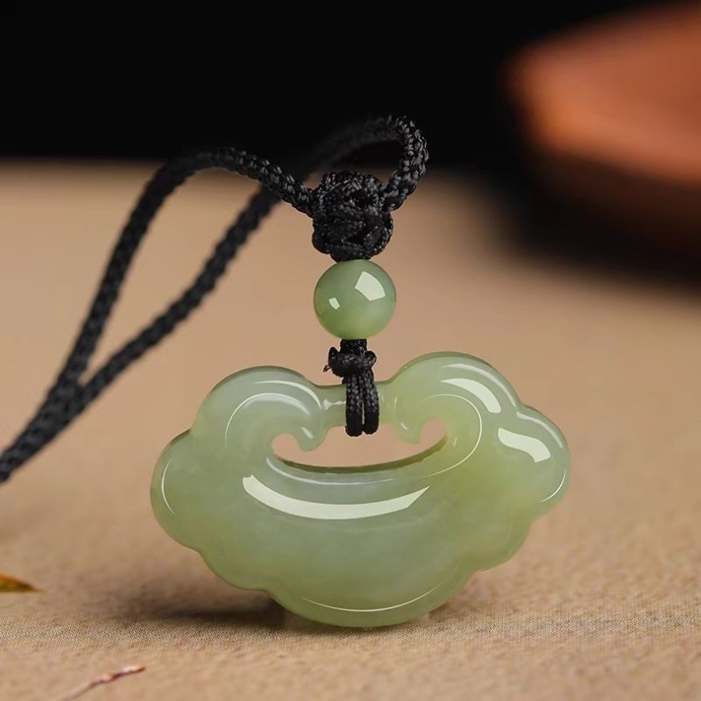 Mặt dây chuyền ngọc Hetian hình mây lành khóa an toàn, dài 25–30 mm — Màu xanh nhạt, Màu nắng đậm, Màu nắng trung tính chi tiết 3