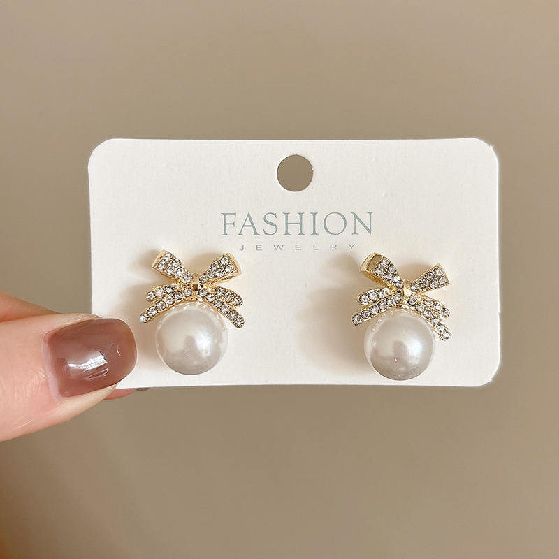 Pendientes transfronterizos, pendientes de metal de alta calidad, pendientes de 2025 nuevos pernos de moda, temperamento ligero y lujoso, pendientes de atmósfera