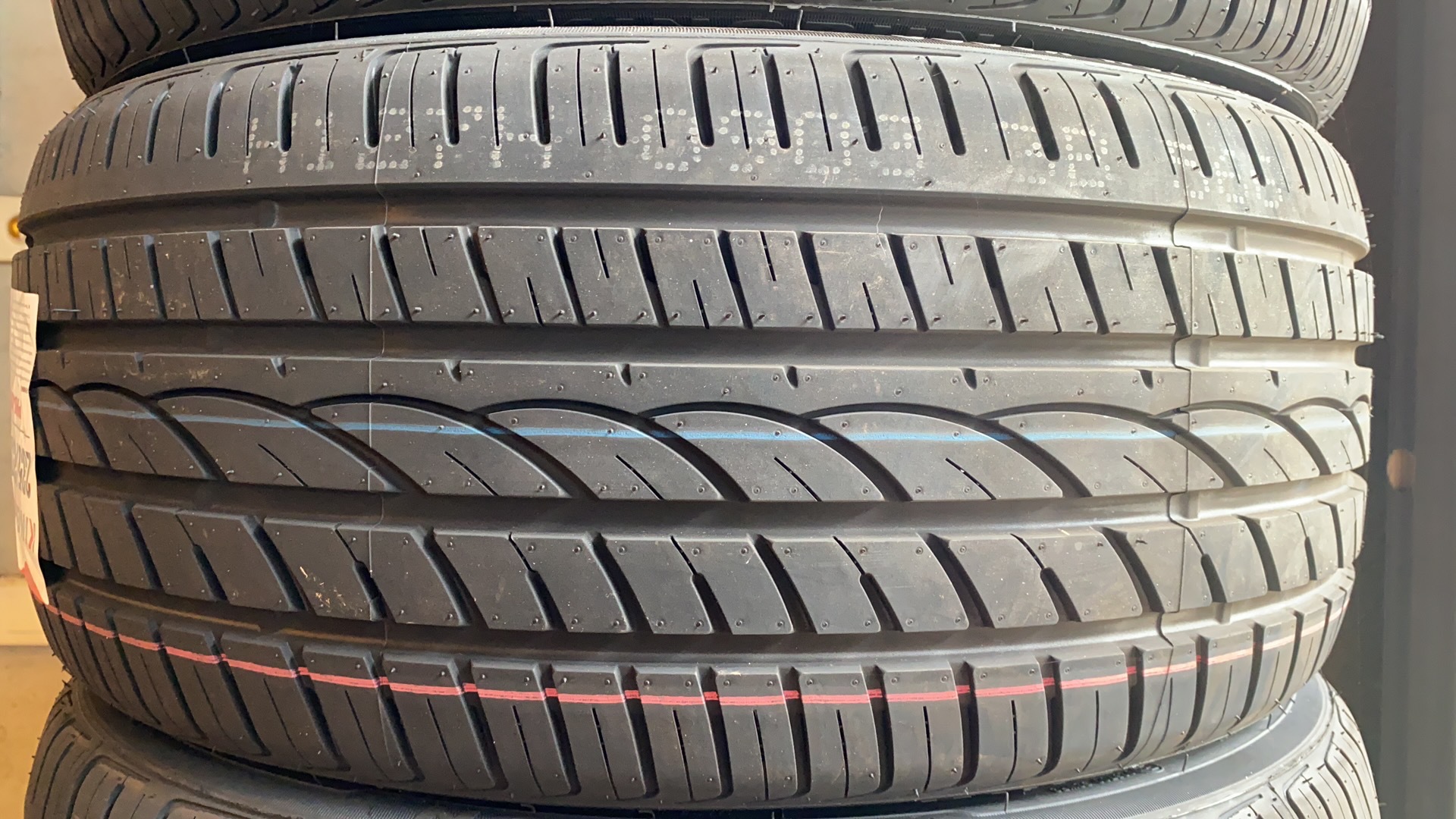 全新 莱威特轮胎245/40R19