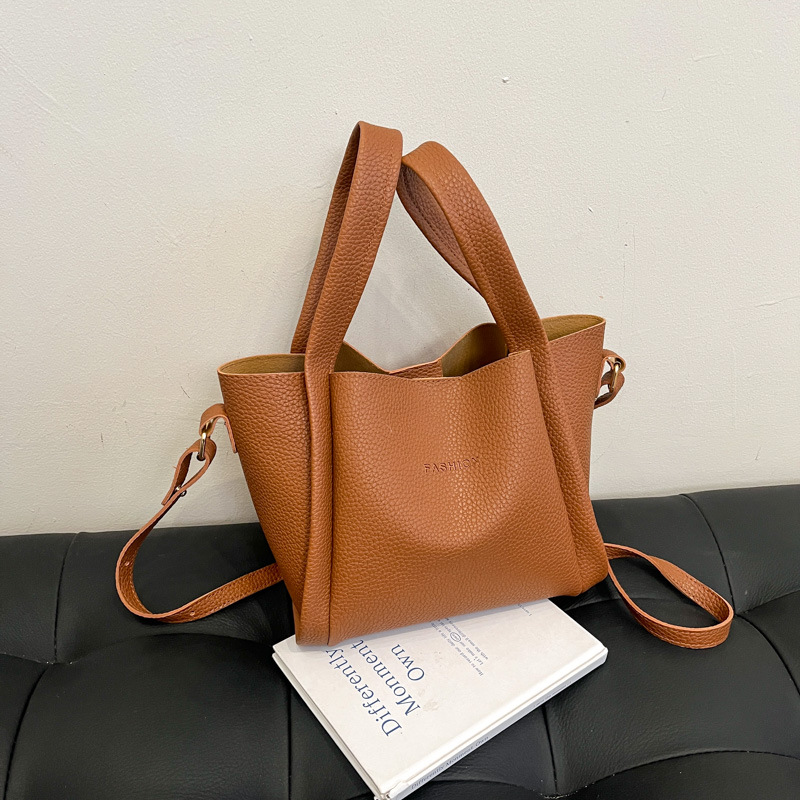 Conjunto de dos bolsos de mujer, primavera 2025, bolso de hombro de cuero suave, bolso bandolera informal y sencillo, popular este año.
