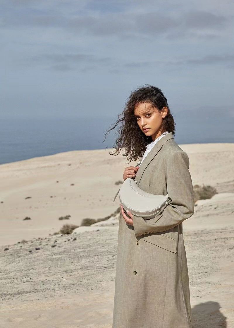 Borsa a spalla donna a mezzaluna con motivo litchi stile francese_voghion.com