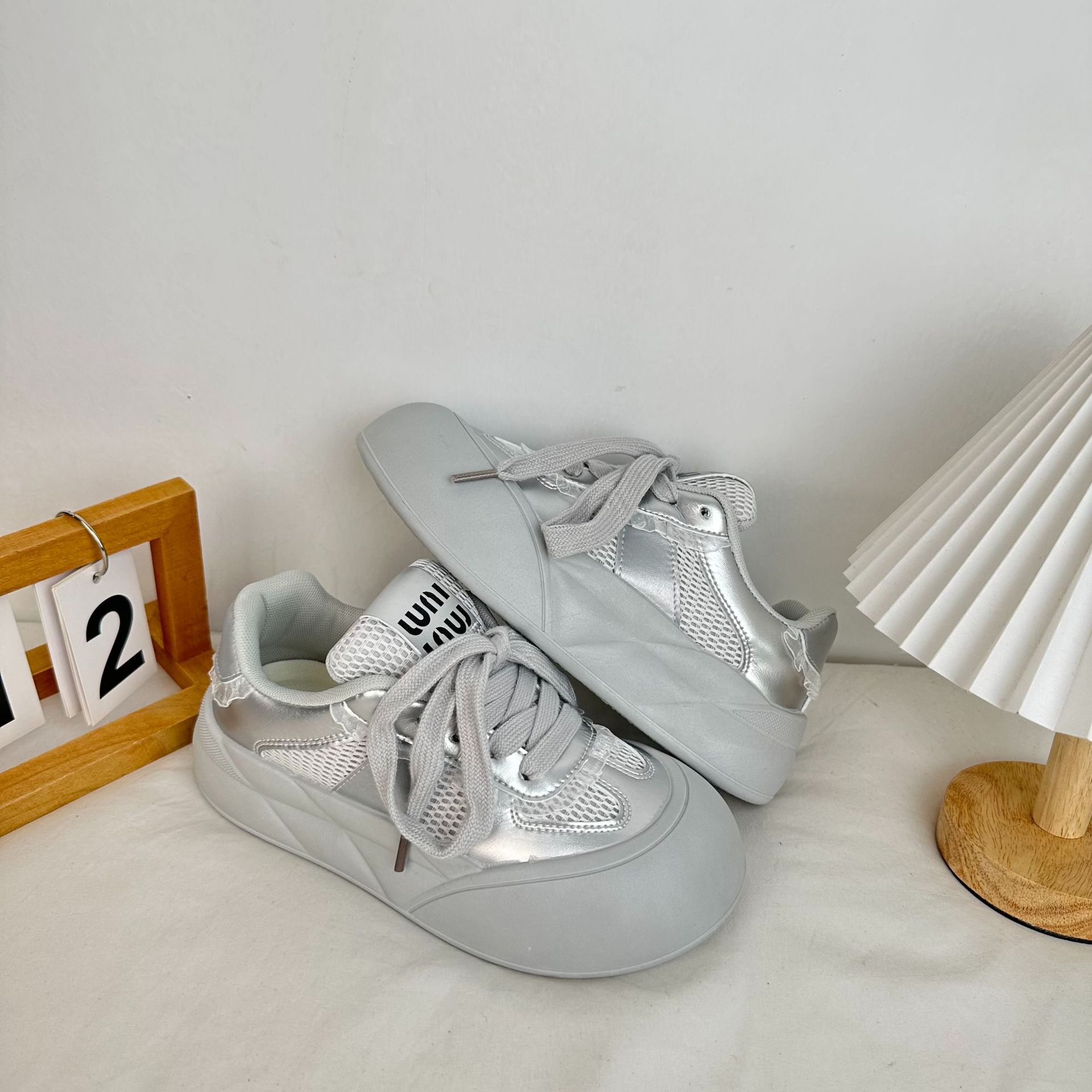 Yuanbo 2024 primavera y verano nuevos zapatos de pan de suela gruesa estilo coreano variedad de zapatos blancos de estilo de Hong Kong nicho zapatos de mujer de suela gruesa