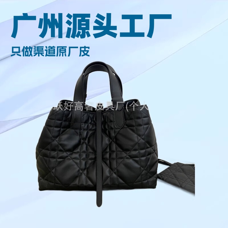 2026 Guangzhou Foreign Trade New Model Lady Diana Bag, Top-Grain Leather Vertical Style Ethnic Bag, Quilted Mother-Daughter Tote Bag, Commuter Bag 2026 Guangzhou Foreign Trade New Model Lady Diana Bag, Top-Grain Leather Vertical Style Ethnic Bag, Quilted Mother-Daughter Tote Bag, Commuter Bag