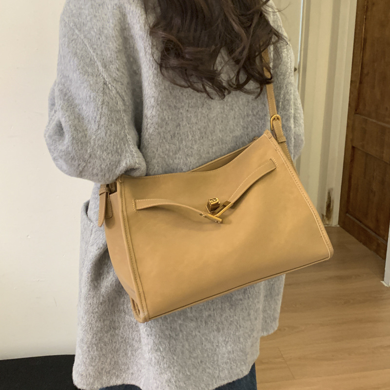Otoño y invierno bolso de mochila de mujer de gran capacidad 2025 nuevo retro viaje bolsa de mano casual versátil bolso de hombro bajo la axila image 8