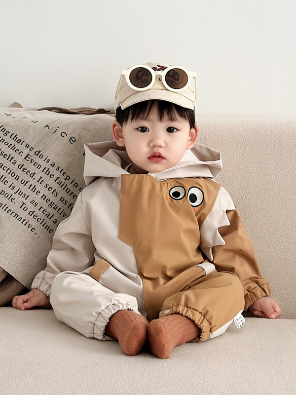 春のタイプの男の子は左右に突撃服をつなぎ合わせます。|undefined