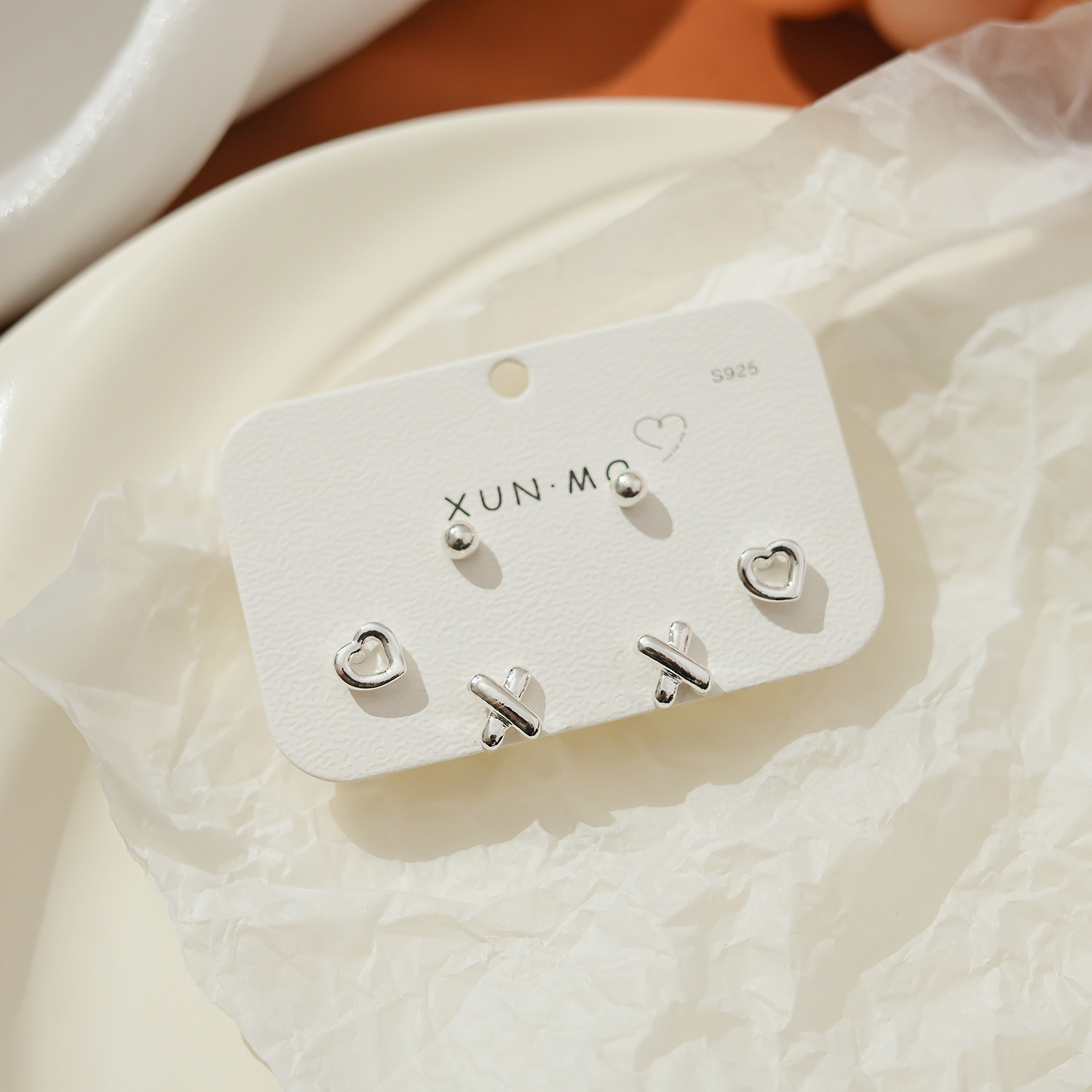 Juego de pendientes de aguja plateados, sencillos y compactos para mujer, pendientes geométricos en forma de corazón, bonitos, dulces y versátiles, venta al por mayor para puestos de mercado