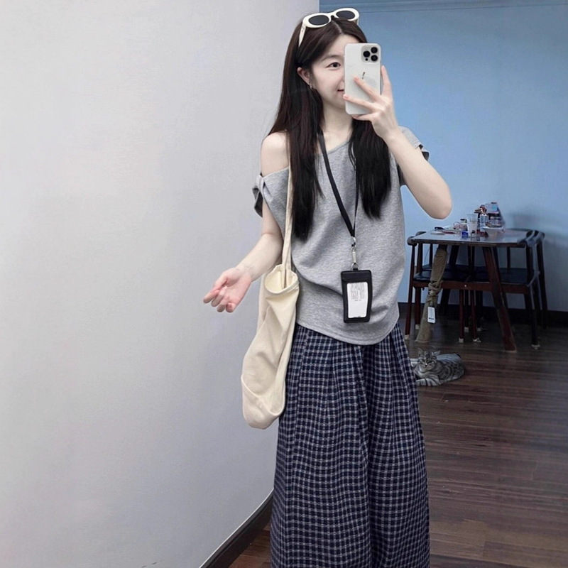 Korean Sportswear Suit 2025 Autum Student Wear Slanted Shoulder Short Sleeves with Wide Leg Pants Casual Two-Piece Set to Reduce Age