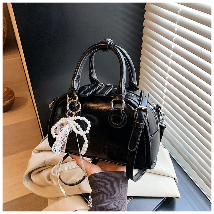 This year, Korean-style, stylish and simple hand-held bags with niche designs are in vogue. These are fashionable summer underarm bags for women's commuting undefined