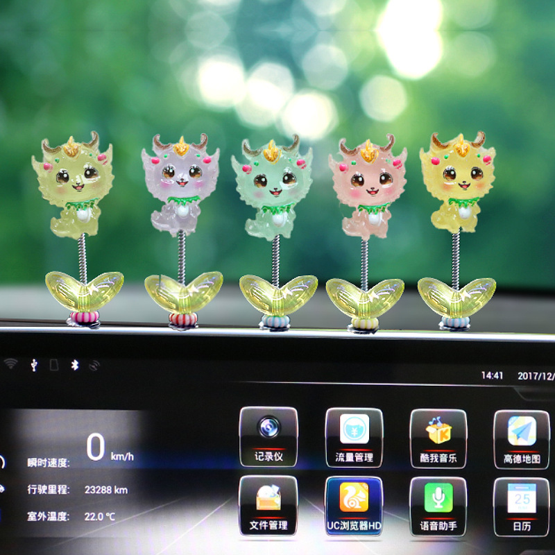 2023 productos de cinta roja en línea adorable dragón bebé adornos de automóvil consola central del automóvil decoraciones de espejo retrovisor