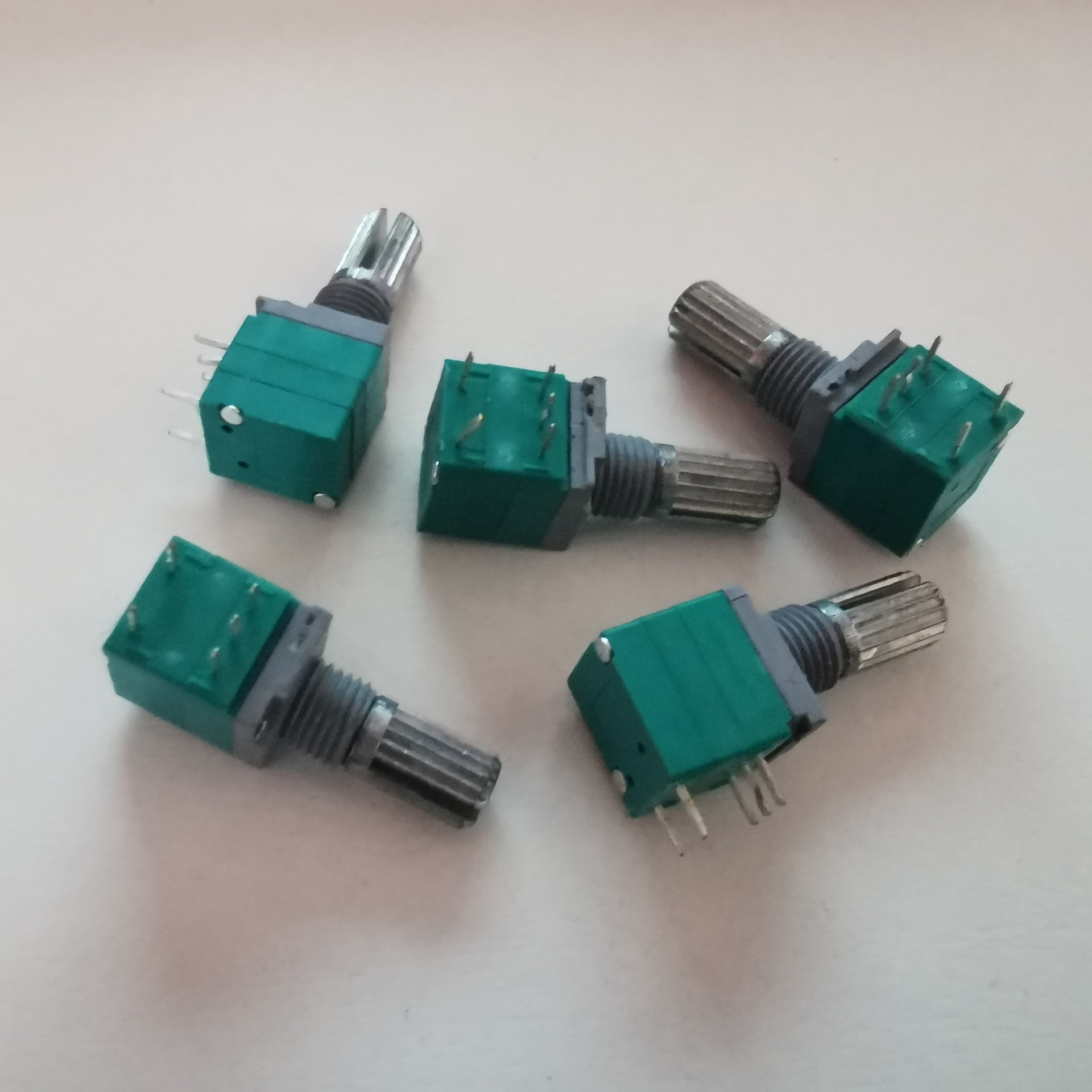 厂家供应R097NSB50K-15塑套铝轴电子电位器 单联电位器规格多样