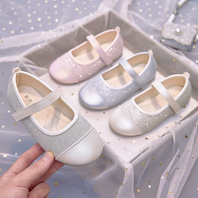 Кожаные туфли для девочек, новинка весны и осени 2025 года, детская обувь, туфли принцессы для маленьких девочек, лоферы на мягкой подошве, модные туфли в лесном стиле.