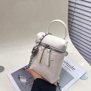 �W�tͬ���ɫ���а�Ů������������bμ���@��С��б�����