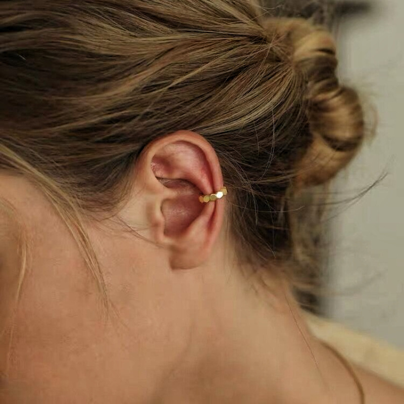 S925 platado en plata 14K diseño de panal de orejas simple sin agujeros de orejas viento frío exquisito ins orejas asimétricas