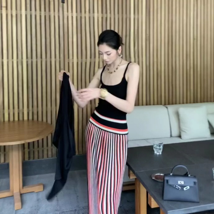 French-Style Unique and Beautiful Waist-Cinching Long Dress for Seaside Vacation, Rainbow-Colored Striped Patchwork Knitted Spaghetti Strap Dress for Women in Summer French-Style Unique and Beautiful Waist-Cinching Long Dress for Seaside Vacation, Rainbow-Colored Striped Patchwork Knitted Spaghetti Strap Dress for Women in Summer