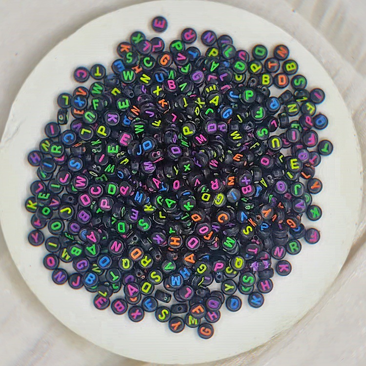 Acrílico letras de goteo de aceite cuentas planas accesorios de bricolaje fabricantes de cuentas hechas a mano al por mayor