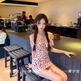 性感风爱心印花一字肩连衣裙女2026春纯欲度假风绝美设计感包臀裙