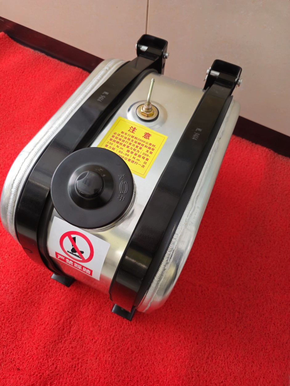 Professional Production and Wholesale Export Fuel Tank Aluminum Alloy Fuel Tank 32 Length 50 Width 42 Height 60L