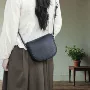 单肩头层休闲复古斜挎包