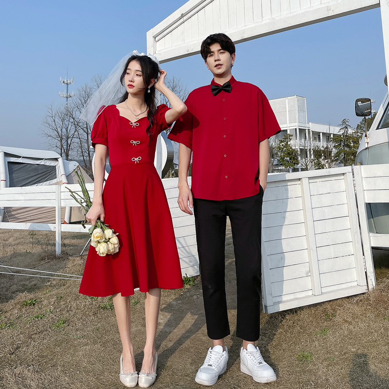 다른 빨간 토스트 의류 틈새 디자인 감각 거품 소매 디자인 감각 긴 원피스 남성 셔츠 짧은 소매
