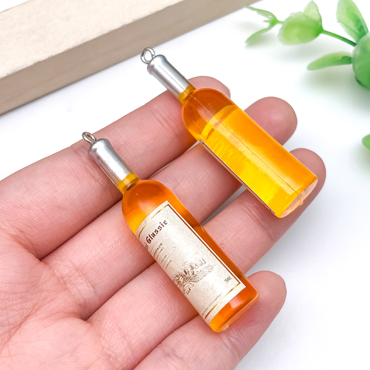 23928-H-透明橘色树脂红酒瓶葡萄酒51x12x12mm