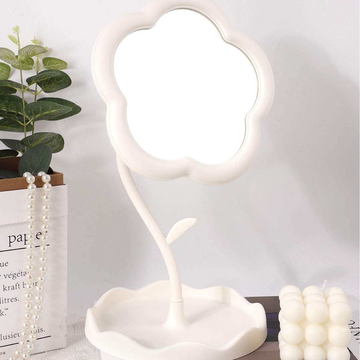 Espejo portátil de flores ins Espejo de tocador de escritorio de escritorio Dormitorio de estudiantes Espejo de maquillaje de girasol portátil de alto valor