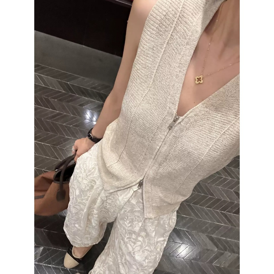 High-end double-zipper V-neck knitted vest for women, perfect for summer wear, slimming, waist-cinching, sleeveless top, vintage style.