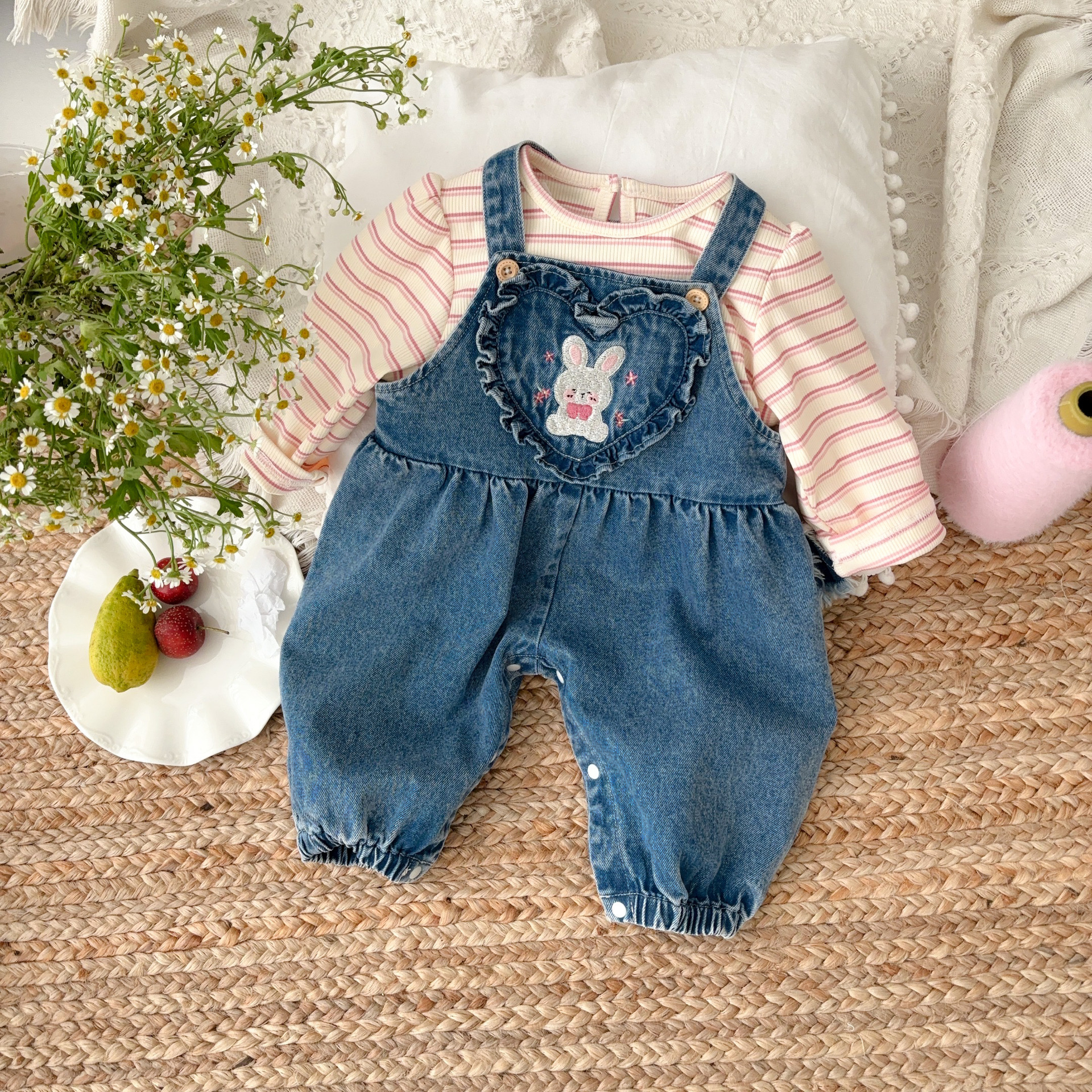 Ropa de primavera para niños, estilo occidental, versión coreana, lindo conejo bordado, nuevo traje de primavera, traje de mono de dos piezas para bebé femenino