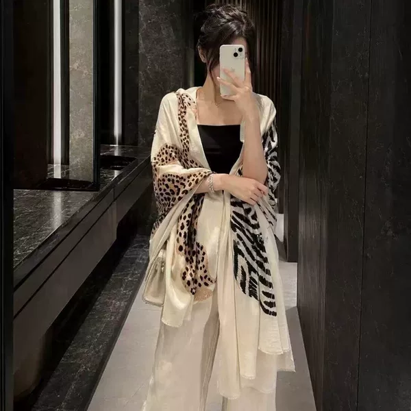 2026 New Luxurious Tiger and Cheetah Pattern Scarf Shawl in Stock, Vintage Old Money Style, Thin Shoulder Warmer for Air-Conditioned Rooms