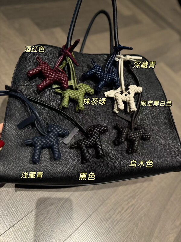 Bv Bottega Veneta Puppy Bag Pendant, Imported Sheepskin Handmade Woven Accessory, High-End Fashion Cute Bag Charm Bv Bottega Veneta Puppy Bag Pendant, Imported Sheepskin Handmade Woven Accessory, High-End Fashion Cute Bag Charm