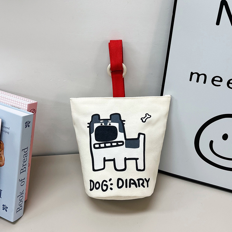 サラリーマンの携帯手提げ袋キャンバスのバケツバッグが可愛いバケツ型の手に持っています。|undefined