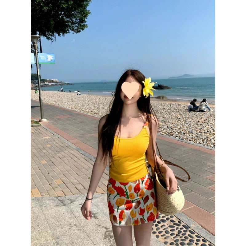 Летний костюм для женщин: топ-жилет с бретелями, мини-юбка с высокой талией, цветочный принт (маленькие ромашки), стройный силуэт.