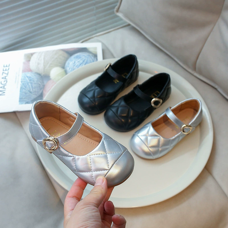 Маленькие кожаные туфли для детей 2024 осенью корейские девушки простые серебряные туфли