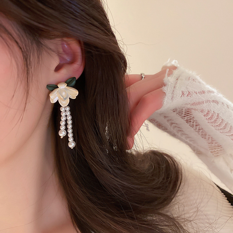 Fashion Flower Leaves Pearl Tassel Earrings Simple Alloy Drop Earrings display picture 5