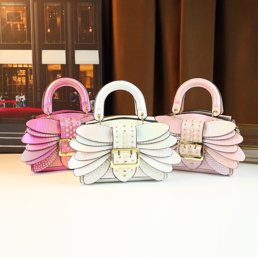 Bolsa Boston feminina com detalhes em pérolas, alça transversal, corrente de couro e estampa de libélula em degradê. Fecho em zíper._voghion.com