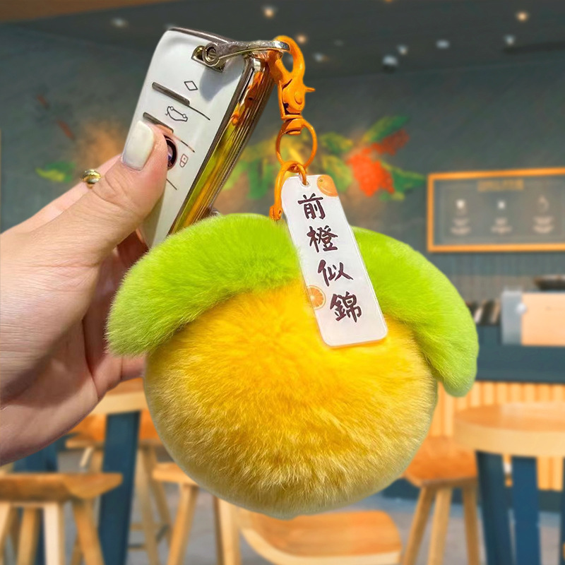 好柿は卸売りの鍵を掛けてぬいぐるみの人形のペンダントを掛けます。|undefined