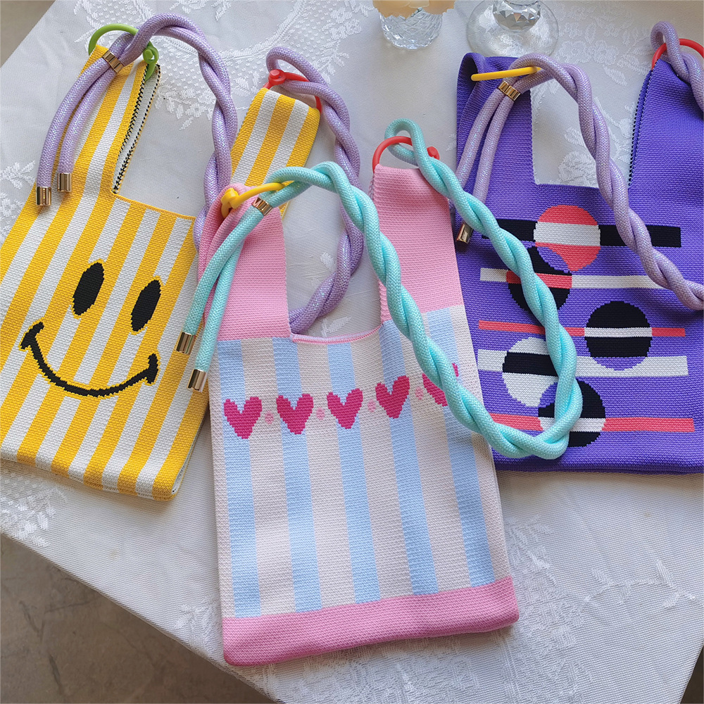 Kleine Gruppen-Stricktaschen mit Geschenken für unterwegs, diverse Süßigkeitentüten für Kinder, Reisehandtaschen_voghion.com