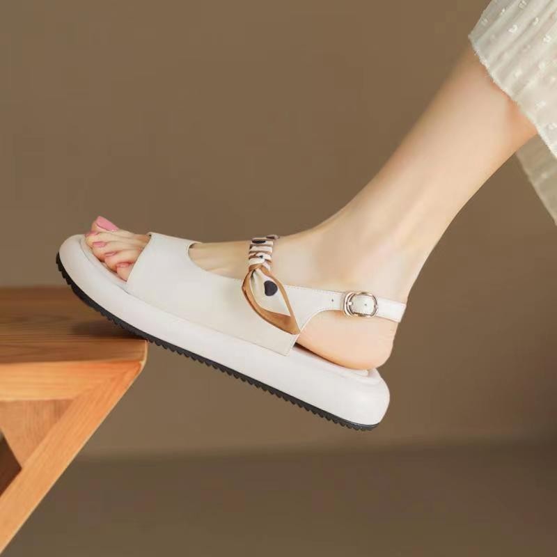 Sandalias de viento francés para mujeres 2026 verano nuevas zapatillas de hadas frías para usar arena de playa con una base gruesa sensación de pisar sandalias planas