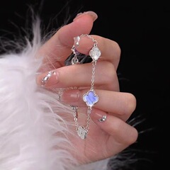 女性用の超光沢のあるフルダイヤモンドの四つ葉のクローバーブレスレット、軽い高級感、ハイエンドのニッチで絶妙なブレスレット、パーソナライズされた多用途のハンドジュエリー