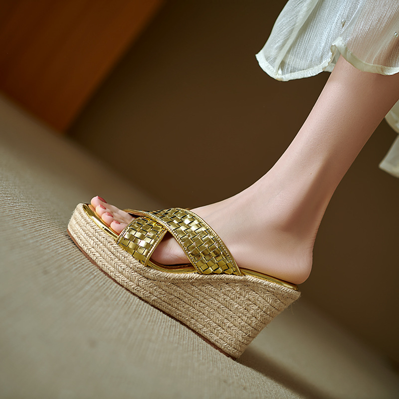 Dép sandal nữ quai chữ V đế xuồng cao gót 9 cm, mũi hở, chất liệu da thật — màu vàng, bạc