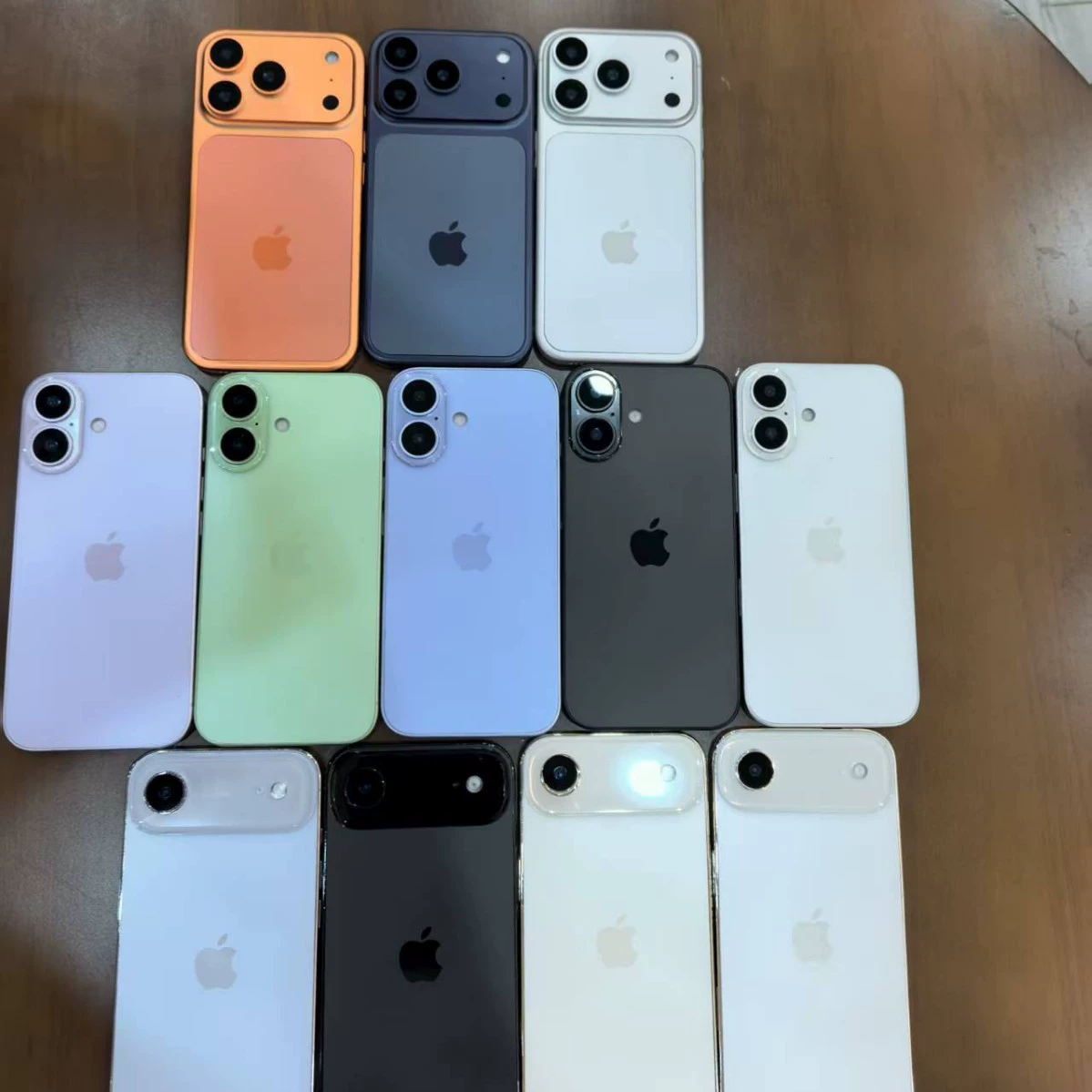 Защитный чехол (Apple) iPhone 17 — реалистичный дизайн, несколько цветовых вариантов
