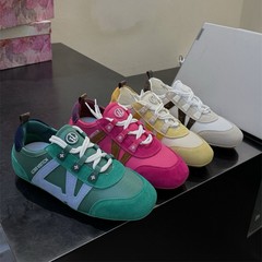 女性のための新しい夏のトレーニングシューズ 2025 本革スプライシングソフトソール超軽量で履きやすいカジュアルフラットフォレストシューズ