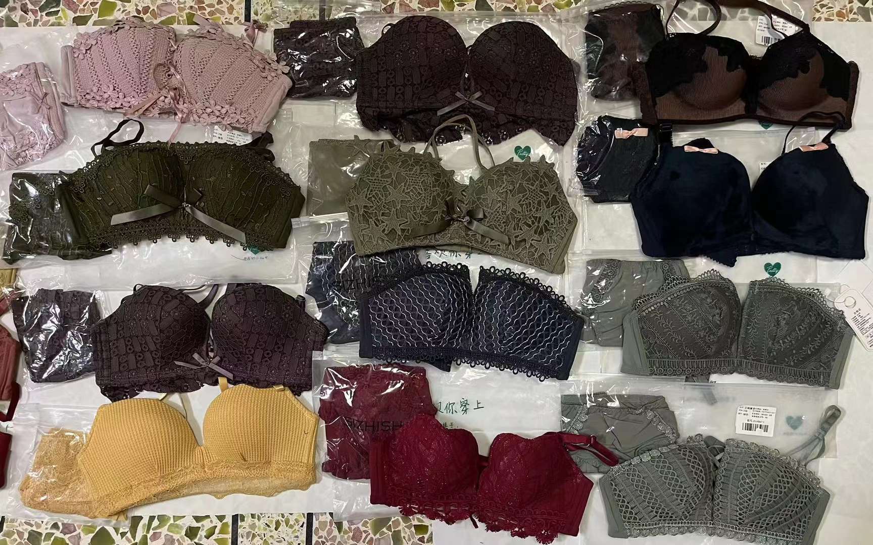 Precio bajo liquidación de inventario alta calidad misceláneo nuevo popular en línea popular de las mujeres traje de Sujetador push up ropa interior para las mujeres