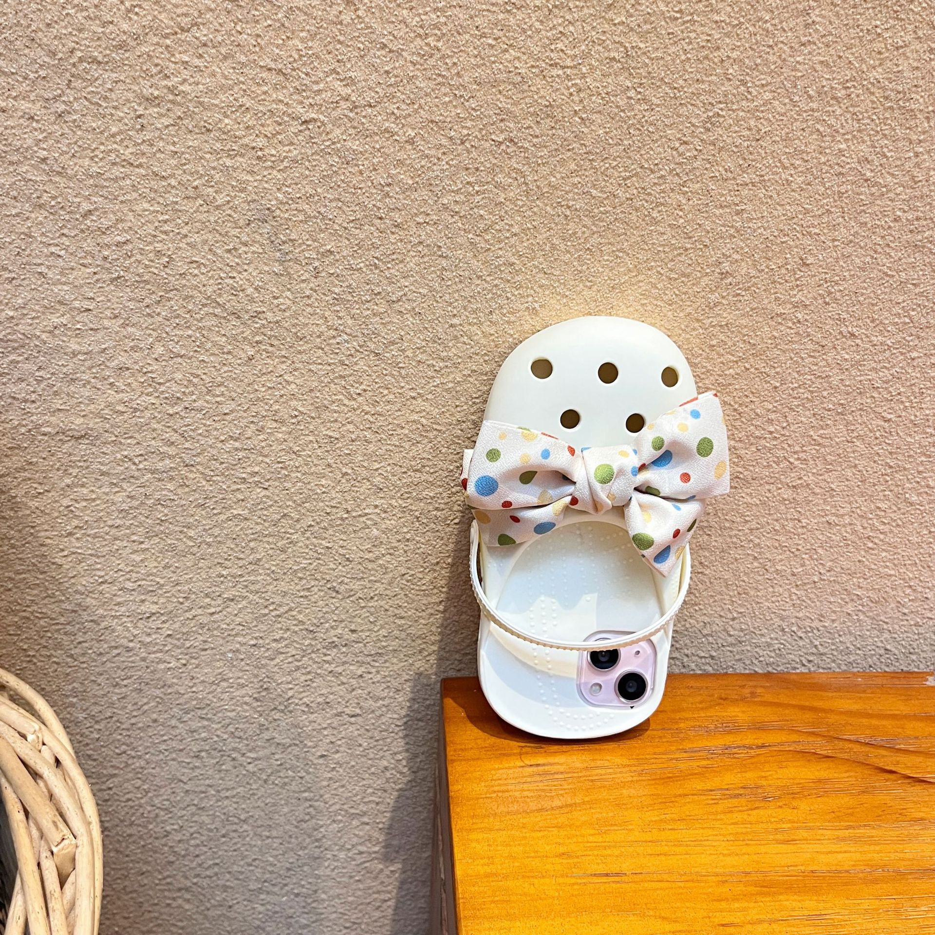 Creative Hole Shoes Apple 14proamx Polka Dot Bow Geschikt voor iPhone 13 Legs Telefoonhoesje 11/12_voghion.com