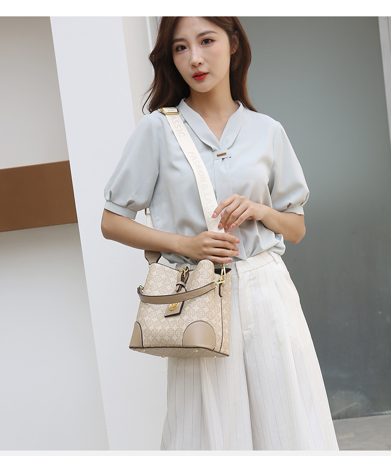 2023 Autumn New Live Broadcast Good Style Printed Large Capacity Bucket Bag Women's PU Contrast Color Wide Shoulder Strap Crossbody Bag_voghion.com