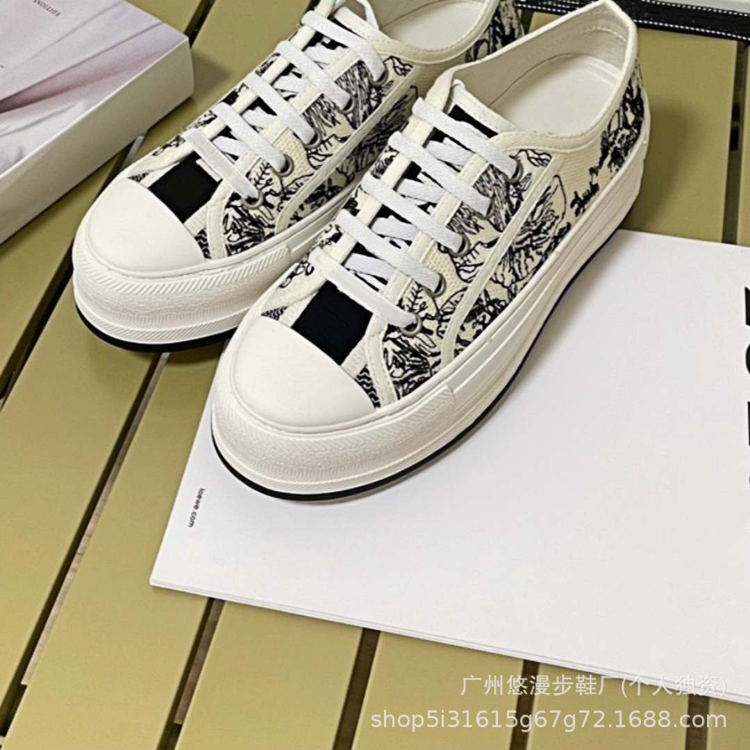 Zapatillas de lona retro con bordado de la marca D, novedad 2026, zapatillas casuales de moda, versátiles, para parejas, con suela gruesa, blancas.