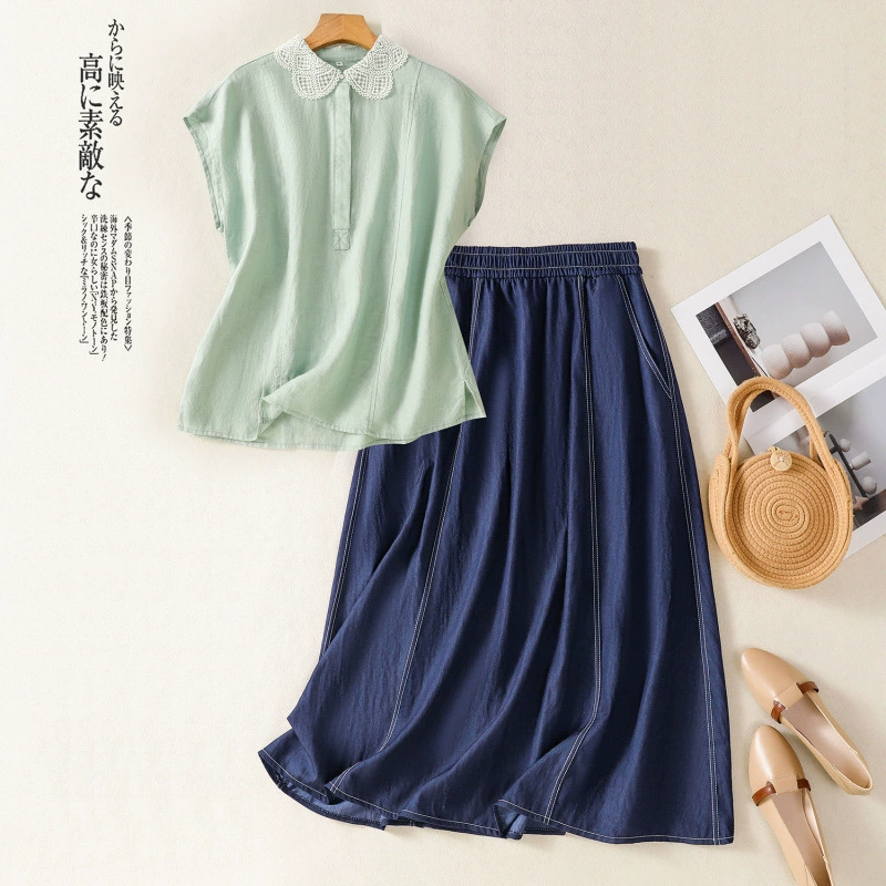 Фактический образец летнего костюма 2025 года из хлопчатобумажной и льняной ткани с вышивкой, с вырезом на воротнике, четырьмя пуговицами, летящими рукавами и джинсовой юбкой.