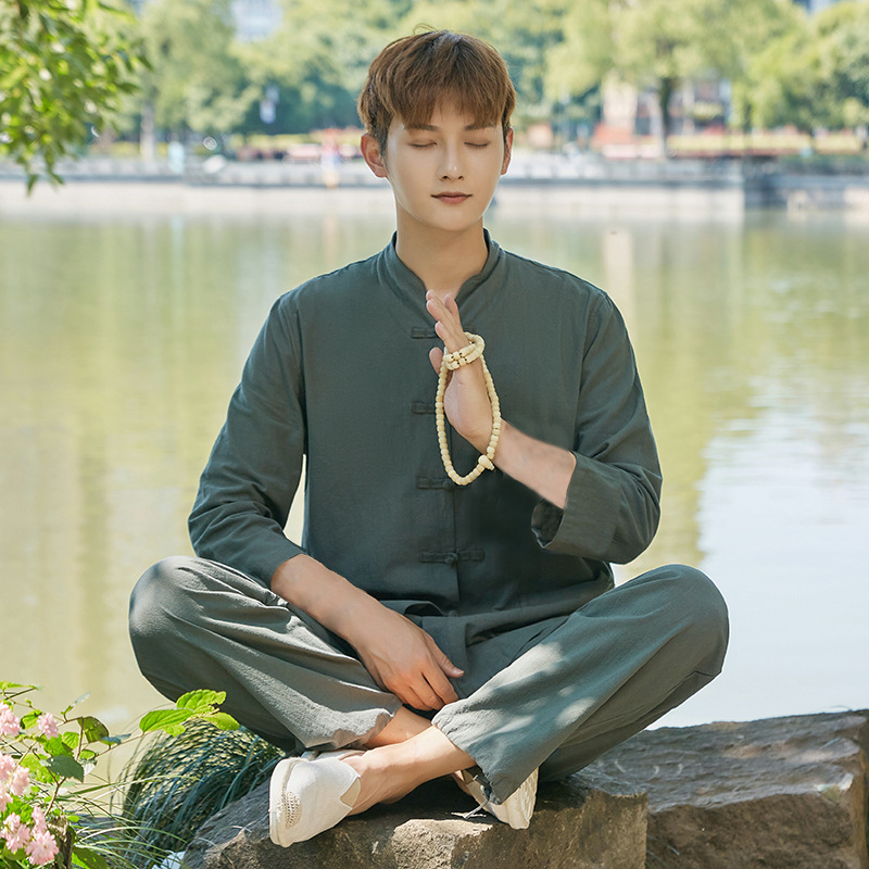 Темно-зеленый мужской костюм с рукавами три четверти.