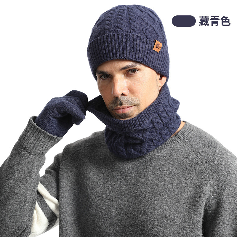 ニット帽の男性は冬に厚い手袋の帽子をつけて首を囲んで3つのセットの屋外で毛糸のニット帽子に乗る|undefined
